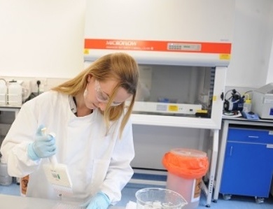 Pipetting with a multichannel pipette in a lab